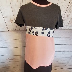 Kara and Kate leopard print color block T-shirt gray, pink Small